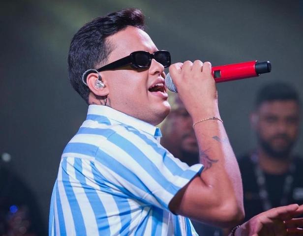 Thiago Aquino comemora aniversário com show gratuito em Feira de Santana