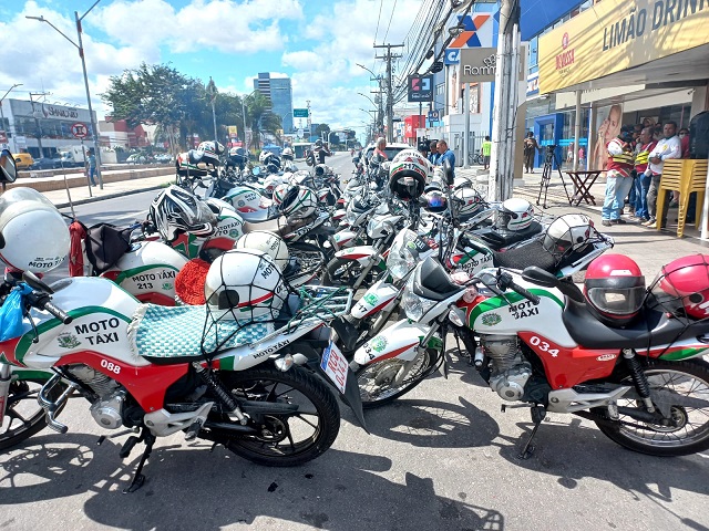 Em mais um protesto, mototaxistas pedem que prefeitura padronize pontos e fiscalize clandestinos