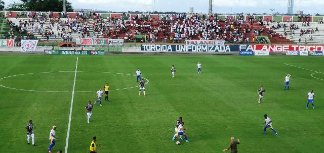 Fluminense de Feira e Jacobina no Estádio Joia da Princesa. Foto: Paulo José/Acorda Cidade