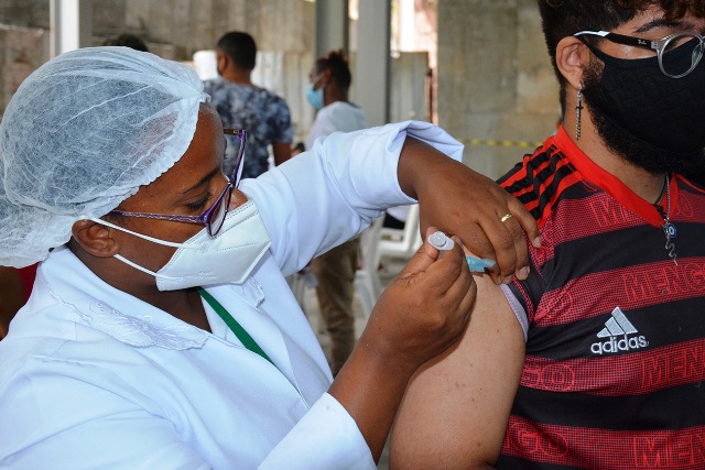 Secretaria anuncia 4ª dose da vacina contra Covid para pessoas a partir de 18 anos em Feira