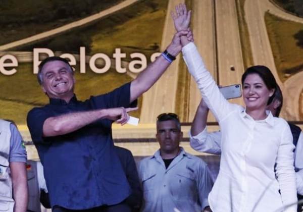 Michelle se filia ao PL para ajudar a atrair eleitorado feminino para Bolsonaro