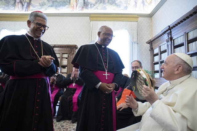 Dom Zanoni entrega ao Papa Francisco pandeiro confeccionado por comunidade Quilombola