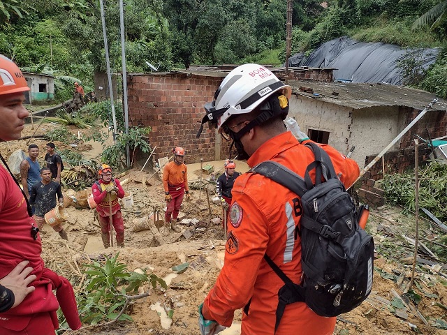 Corpo de Bombeiros da Bahia busca desaparecidos nas enchentes em Pernambuco