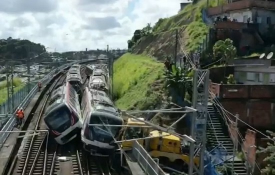 Trens do metrô de Salvador descarrilam e tombam