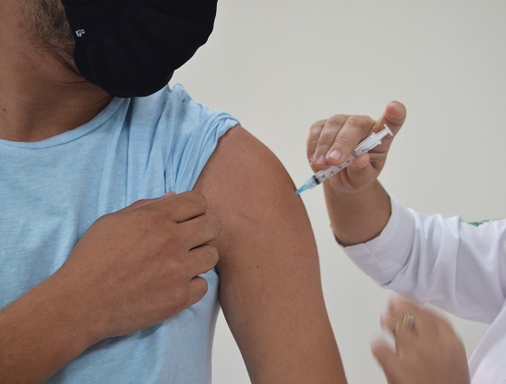 Adolescentes podem ser vacinados com a dose de reforço contra a Covid-19