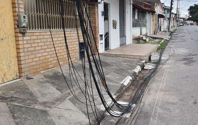 Incêndio em fiação de postes causa falta de energia elétrica na Rua Araújo Pinho