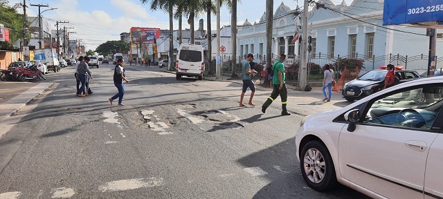 Condutores e pedestres reclamam de buracos na Rua Visconde do Rio Branco