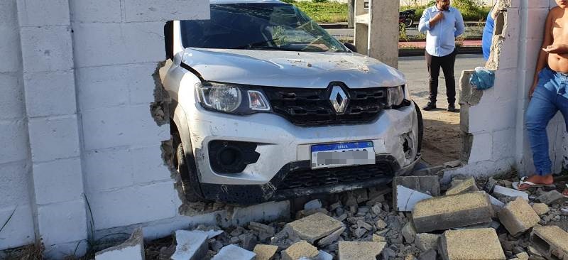 Motorista perde o controle, bate e derruba parte de muro de condomínio no Papagaio