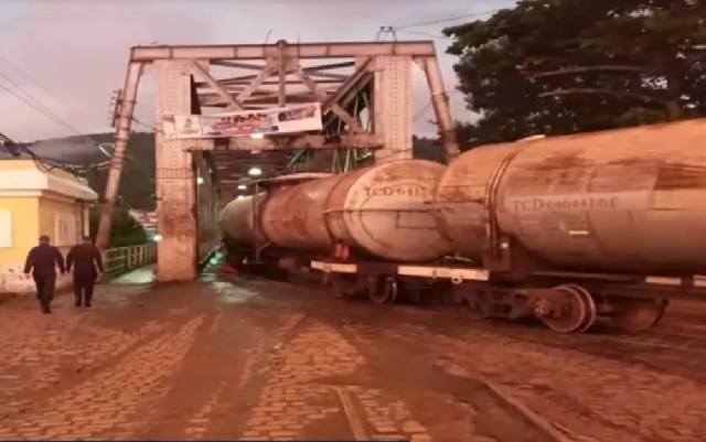 Trem descarrila em ponte histórica que liga cidades de Cachoeira e São Félix, no recôncavo da Bahia