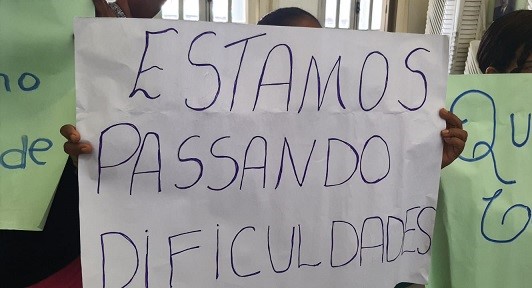 Funcionários de cooperativa protestam na Câmara Municipal contra falta de pagamento por parte da prefeitura