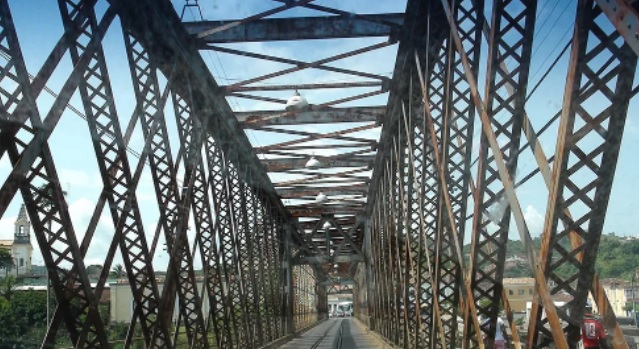 Trem que descarrilou é retirado de ponte histórica que liga cidades de Cachoeira e São Félix