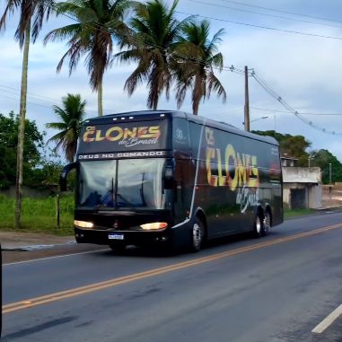 Os Clones do Brasil adquire novo ônibus após ter veículo de trabalho incendiado