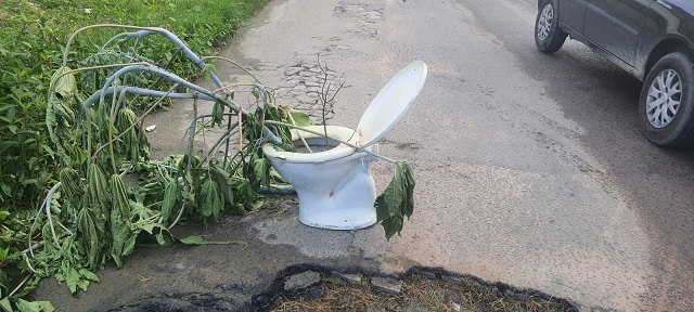 Vaso sanitário é utilizado para sinalizar buraco em avenida do bairro Baraúnas