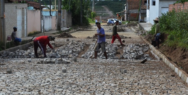 Obras de pavimentação vão beneficiar quatorze ruas no bairro Mangabeira
