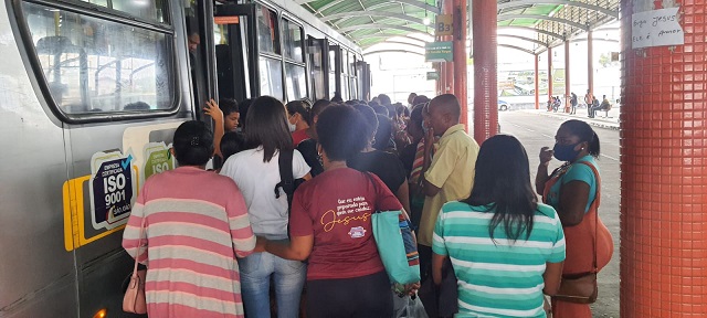 Passageiros voltam a reclamar da superlotação e atrasos de ônibus no Terminal Central