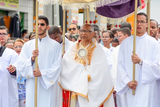 Missa e procissão de Corpus Christi volta a acontecer em Feira de Santana após dois anos de pandemia