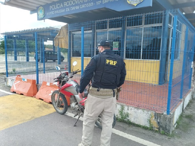 Em Capim Grosso, PRF recupera motocicleta que havia sido roubada em Feira de Santana