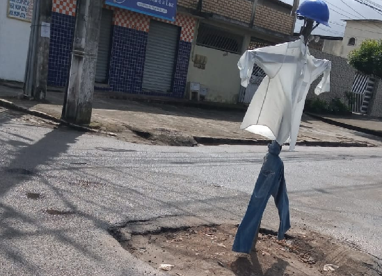 Ruas com buracos e lama, lixo em lugar inadequado e vegetação alta; confira as reclamações de moradores