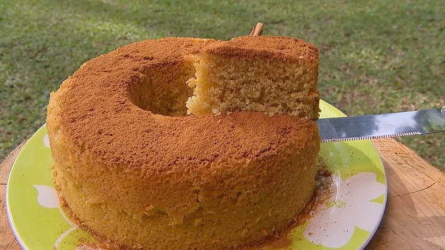 Receita econômica de bolo para o São João: bolo de fubá com goiabada