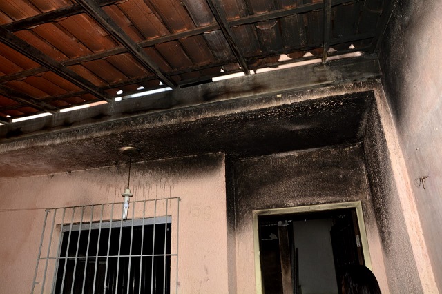 Após ter residência incendiada, dona de casa busca apoio da comunidade para recuperar imóvel
