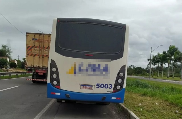 PRF flagra ônibus com mais de 100 passageiros em Feira de Santana