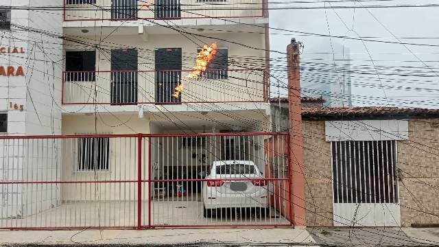 Incêndio em fiação de postes deixa moradores em alerta no bairro Caseb