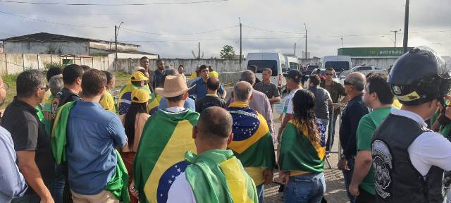 Apoiadores de Bolsonaro de várias cidades chegam em caravanas a Feira de Santana