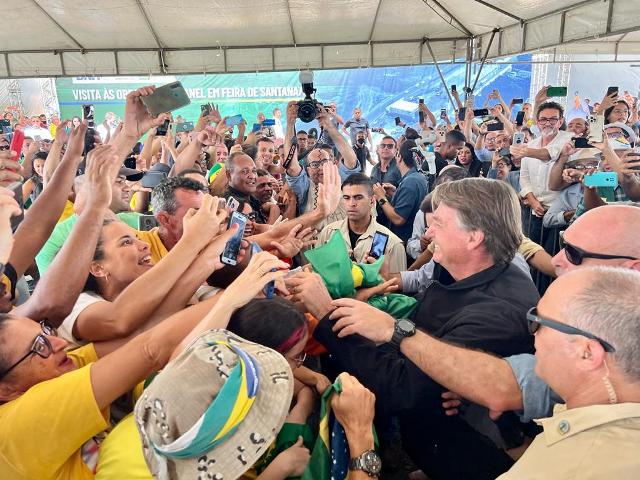 Bolsonaro chega a Feira de Santana acompanhado de lideranças políticas e seguidores
