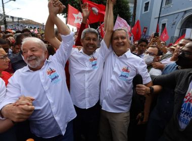 Lula participa do cortejo do 2 de Julho