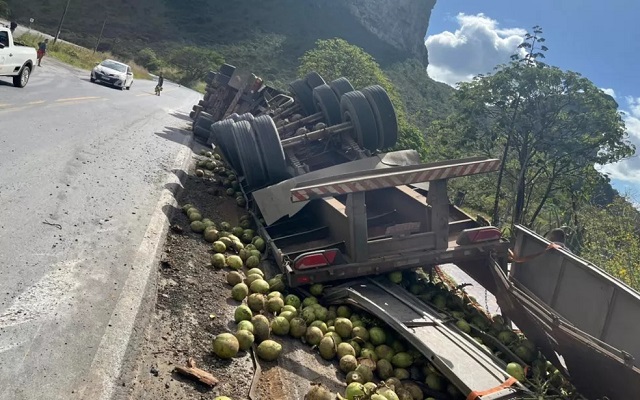 Acidente deixa motorista de caminhão ferido na BR-242, no interior da Bahia