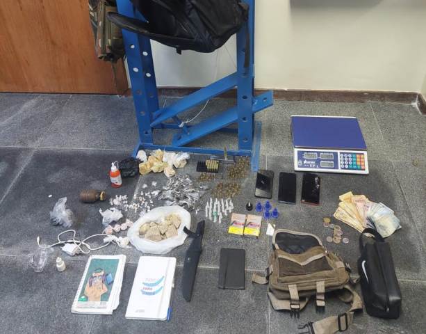 Polícia desarticula laboratório com drogas e munições no bairro Queimadinha
