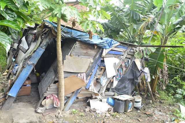 Líder comunitário busca doações para homem que mora em barraco no bairro Pedra do Descanso