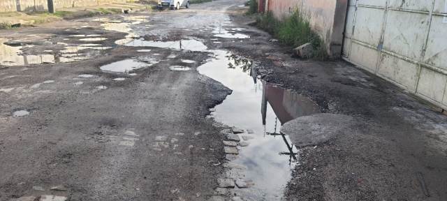 Buracos, lama e mau cheiro: população denuncia descaso com rua no bairro Pedra do Descanso