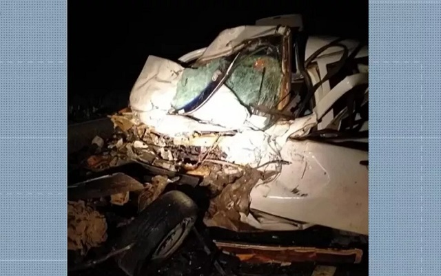 Quatro pessoas da mesma família morrem em acidente entre carro e ônibus no extremo sul da Bahia