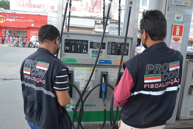 Procon notifica postos de gasolina para fazer cumprir decreto federal