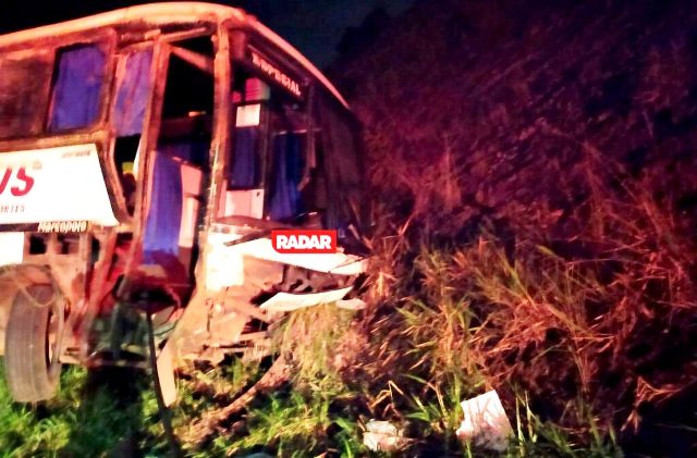 Motorista de ônibus de turismo morre em acidente na BR-101; duas pessoas ficaram gravemente feridas