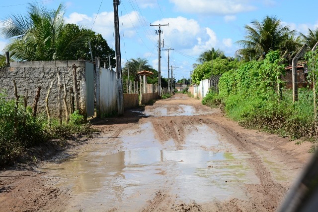 Após protestos de moradores, estradas da zona rural passam por manutenção