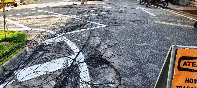 Após fogo em fiação, Marechal Deodoro amanhece com cabos espalhados pelo chão