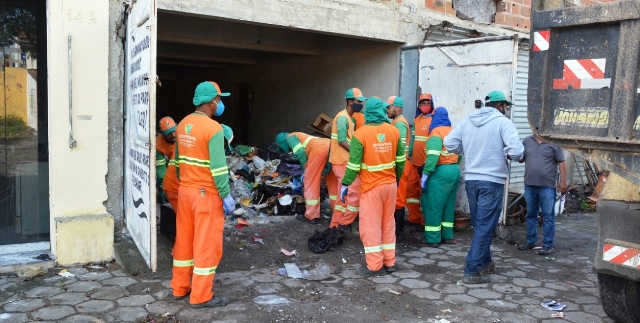 Prefeitura limpa galpão onde lixo era acumulado por morador no Feira VI