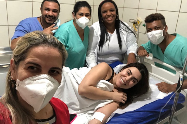 Cantora Naiara Azevedo é atendida em Hospital de Brumado