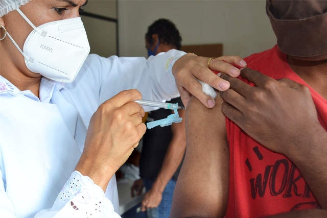Vacinação contra a Covid continua para pessoas acima dos 40 anos em Feira de Santana
