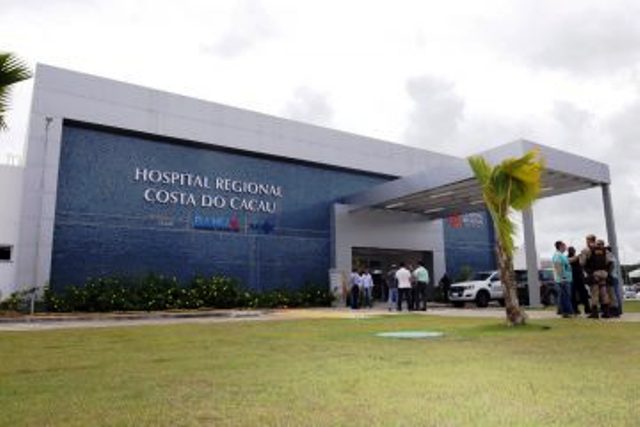 Fachada do Hospital Regional Costa do Cacau (HRCC), em Ilhéus