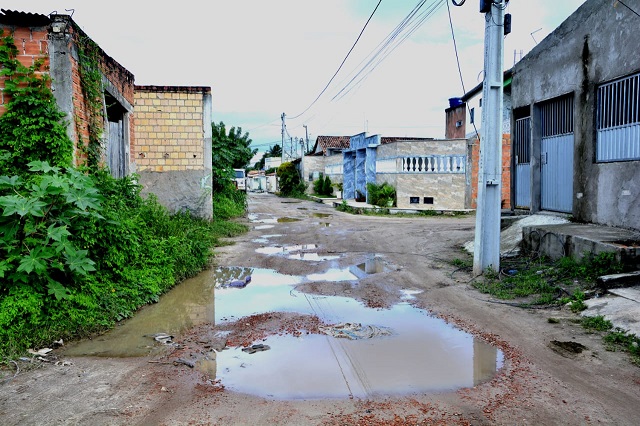 Moradores de Humildes reclamam de lama, buracos e sujeira em rua do distrito