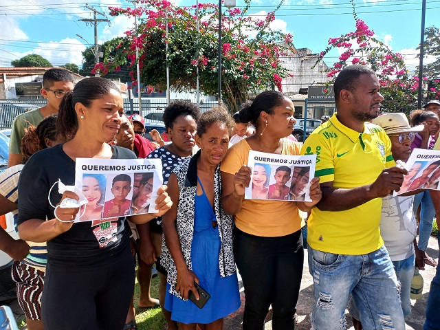 Familiares de jovens atropelados da Estrada de Jaíba fazem protesto no Complexo do bairro Sobradinho