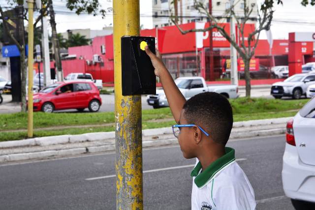 SMT instala botoeiras para facilitar travessia de pedestres em semáforos