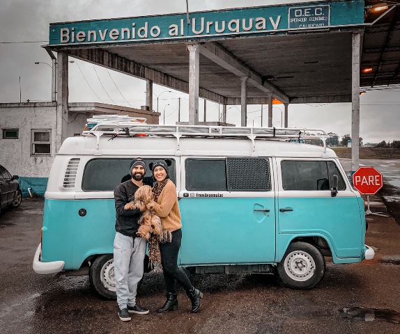 Após passar por 6 estados brasileiros em Kombi, casal de Feira chega ao Uruguai