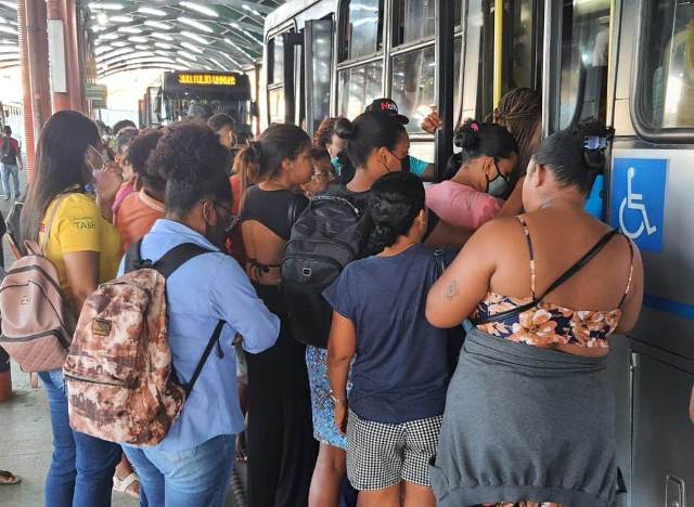 Passageiros reclamam de ônibus superlotados no Terminal Central