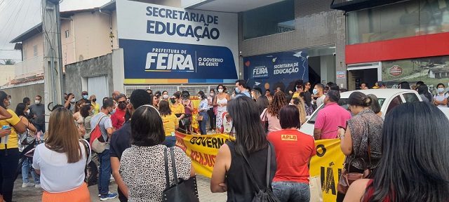 Professores voltam a protestar na Secretaria de Educação contra cortes em salários