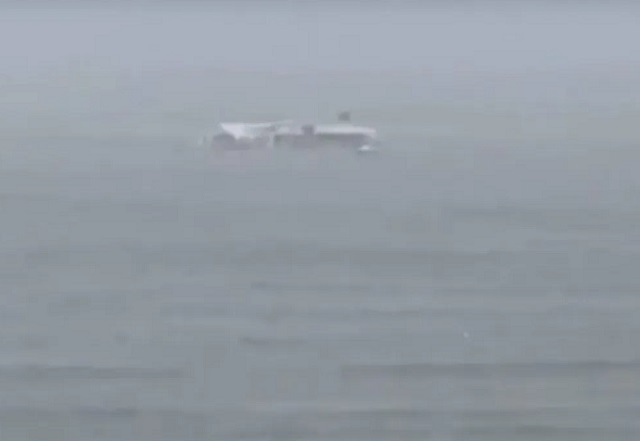 Clube flutuante é arrastado para o mar em Balneário Camboriú durante passagem de ciclone