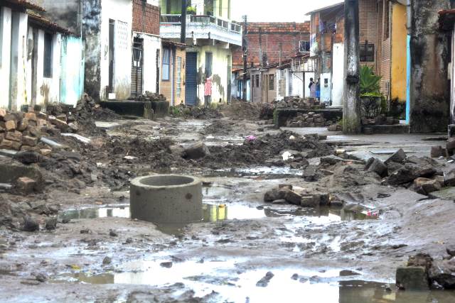 Moradores reclamam de transtornos após obras em Rua do bairro Rocinha